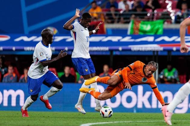 UEFA EURO 2024: Niederlande - Frankreich; 21.06.2024 Zweikampf Masour Ousmane Dembele (Frankreich, 11), Xavi Quentin Shay Simons (Niederlande, 7) UEFA EURO 2024: Niederlande - Frankreich; Leipzig Stadium, Leipzig am 21.06.2024 Copyright: xBEAUTIFULxSPORTS Wunderlx