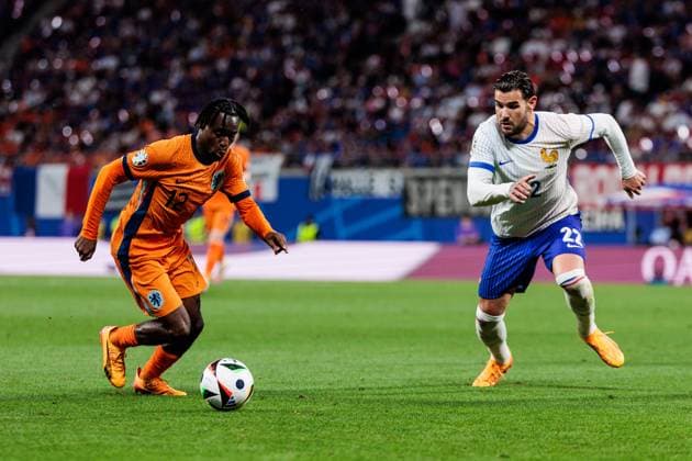 UEFA EURO 2024: Niederlande - Frankreich; 21.06.2024 Zweikampf Jeremie Agyekum Frimpong (Niederlande, 12), Theo Bernard Francois Hernandez (Frankreich, 22) UEFA EURO 2024: Niederlande - Frankreich; Leipzig Stadium, Leipzig am 21.06.2024 Copyright: xBEAUTIFULxSPORTS Wunderlx