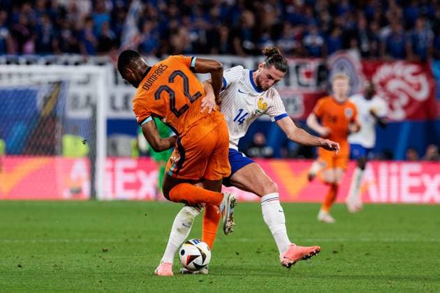 UEFA EURO 2024: Niederlande - Frankreich; 21.06.2024 Zweikampf Denzel Justus Morris Dumfries (Niederlande, 22), Adrien Rabiot (Frankreich, 14) UEFA EURO 2024: Niederlande - Frankreich; Leipzig Stadium, Leipzig am 21.06.2024 Copyright: xBEAUTIFULxSPORTS Wunderlx