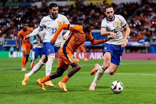 UEFA EURO 2024: Niederlande - Frankreich; 21.06.2024 Zweikampf Theo Bernard Francois Hernandez (Frankreich, 22), Jeremie Agyekum Frimpong (Niederlande, 12), Adrien Rabiot (Frankreich, 14) UEFA EURO 2024: Niederlande - Frankreich; Leipzig Stadium, Leipzig am 21.06.2024 Copyright: xBEAUTIFULxSPORTS Wunderlx