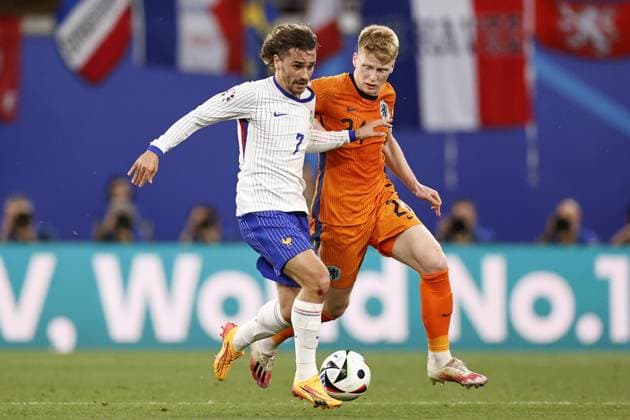 LEIPZIG - (l-r) Antoine Griezmann of France, Jerdy Schouten of Holland during the UEFA EURO, EM, Europameisterschaft,Fussball 2024 group D match between the Netherlands and France at the Leipzig Stadium on June 21, 2024 in Leipzig, Germany. ANP MAURICE VAN STEEN UEFA EURO 2024 2024 xVIxANPxSportx xxANPxIVx 501704865 originalFilename: 501704865.jpg