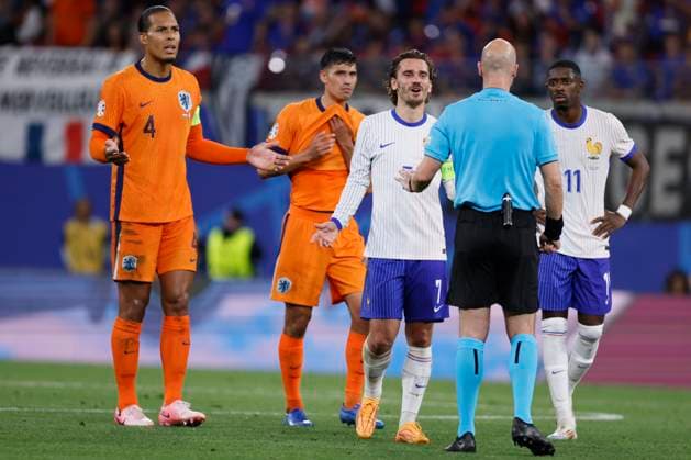 Netherlands v France: Group D - UEFA EURO, EM, Europameisterschaft,Fussball 2024 Virgil van Dijk of Netherlands and Antoine Griezmann of France ask Referee Anthony Taylor what is happening with VAR during the UEFA EURO 2024 group stage match between Netherlands and France at Football Stadium Leipzig on June 21, 2024 in Leipzig, Germany. Leipzig Football Stadium Leipzig Germany Germany Copyright: xRichardxSellers Sportsphoto APLx 14041983