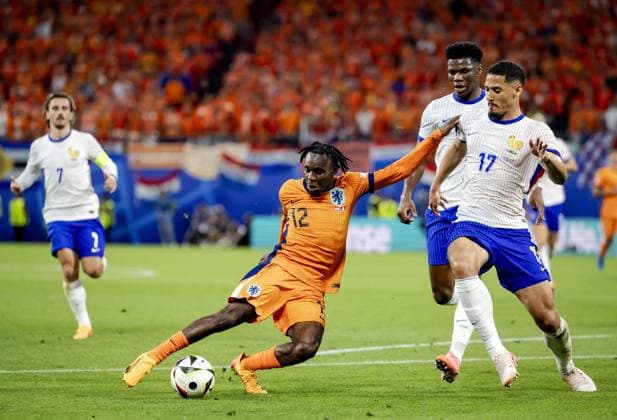 LEIPZIG - Jeremie Frimpong of Holland and William Saliba of France (l-r) during the UEFA EURO, EM, Europameisterschaft,Fussball 2024 group D match between the Netherlands and France at the Leipzig Stadium on June 21, 2024 in Leipzig, Germany. ANP KOEN VAN WEEL UEFA EURO 2024 2024 xVIxANPxSportx xxANPxIVx 501704896 originalFilename: 501704896.jpg