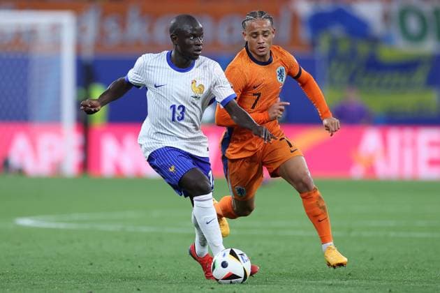 Fußball UEFA EURO, EM, Europameisterschaft,Fussball 2024 Gruppenphase 2. Spieltag Niederlande - Frankreich am 21.06.2024 im Leipzig Stadion in Leipzig N Golo Kante ( Frankreich ), links - Xavi Simons ( Niederlande ), rechts