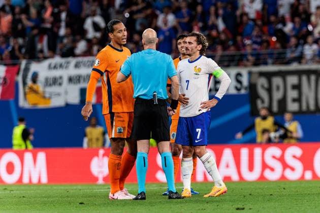 UEFA EURO 2024: Niederlande - Frankreich; 21.06.2024 Virgil van Dijk (Niederlande, 4) und Antoine Griezmann (Frankreich, 7) diskutieren mit Schiedsrichter Anthony Taylor (ENG) UEFA EURO 2024: Niederlande - Frankreich; Leipzig Stadium, Leipzig am 21.06.2024 Copyright: xBEAUTIFULxSPORTS Wunderlx