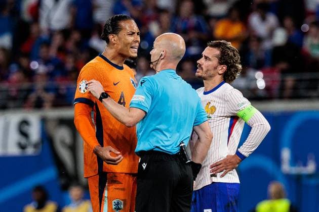 UEFA EURO 2024: Niederlande - Frankreich; 21.06.2024 Virgil van Dijk (Niederlande, 4) und Antoine Griezmann (Frankreich, 7) diskutieren mit Schiedsrichter Anthony Taylor (ENG) UEFA EURO 2024: Niederlande - Frankreich; Leipzig Stadium, Leipzig am 21.06.2024 Copyright: xBEAUTIFULxSPORTS Wunderlx