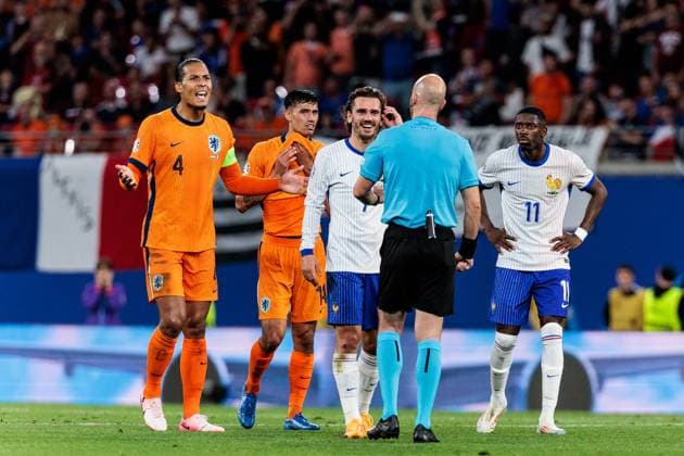 UEFA EURO 2024: Niederlande - Frankreich; 21.06.2024 Virgil van Dijk (Niederlande, 4) und Antoine Griezmann (Frankreich, 7) diskutieren mit Schiedsrichter Anthony Taylor (ENG) UEFA EURO 2024: Niederlande - Frankreich; Leipzig Stadium, Leipzig am 21.06.2024 Copyright: xBEAUTIFULxSPORTS Wunderlx