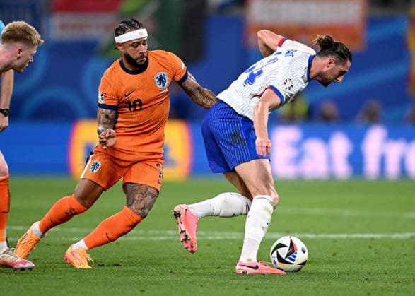 Fussball Euro 2024 Gruppe D 21.06.2024 Niederlande - Frankreich Memphis Depay (li, Niederlande) gegen Adrien Rabiot (re, Frankreich)