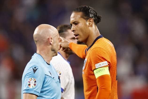 LEIPZIG - (l-r) referee Anthony Taylor, Virgil van Dijk of Holland during the UEFA EURO, EM, Europameisterschaft,Fussball 2024 group D match between the Netherlands and France at the Leipzig stadium on June 21, 2024 in Leipzig, Germany. ANP MAURICE VAN STEEN UEFA EURO 2024 2024 xVIxANPxSportx xxANPxIVx 501704935 originalFilename: 501704935.jpg