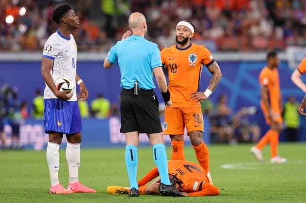 2024-06-21 Netherlands v France - Group D - UEFA EURO, EM, Europameisterschaft,Fussball 2024 LEIPZIG, GERMANY - JUNE 21: Aurelien Tchouame of France, referee Anthony Taylor, Xavi Simons of the Netherlands and Memphis Depay of the Netherlands during the Group D - UEFA EURO 2024 match between Netherlands and France at Red Bull Arena on June 21, 2024 in Leipzig, Germany. (Photo by Peter Lous BSR Agency) Leipzig Germany Content not available for redistribution in The Netherlands directly or indirectly through any third parties. Copyright: xBSRxAgencyx