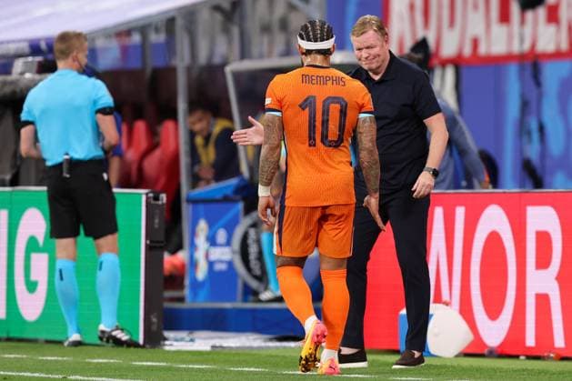 2024-06-21 Netherlands v France - Group D - UEFA EURO, EM, Europameisterschaft,Fussball 2024 LEIPZIG, GERMANY - JUNE 21: Memphis Depay of the Netherlands interacts with coach Ronald Koeman of the Netherlands during the Group D - UEFA EURO 2024 match between Netherlands and France at Red Bull Arena on June 21, 2024 in Leipzig, Germany. (Photo by Peter Lous BSR Agency) Leipzig Germany Content not available for redistribution in The Netherlands directly or indirectly through any third parties. Copyright: xBSRxAgencyx