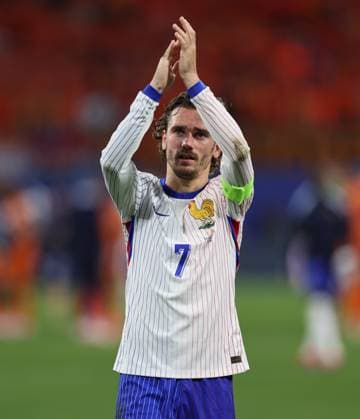 21.06.2024, Fussball Europameisterschaft, UEFA EURO, EM, Europameisterschaft,Fussball 2024, Niederlande - Frankreich, Gruppe D, Stadion Leipzig, v.l., Antoine Griezmann (Frankreich) bedankt sich bei den Fans, bedanken, Dank, Mannschaft nach dem Spiel, after the match, bedankt sich bei den Fans, applauds the fans Copyright: HMBxMedia