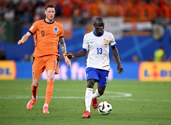 Fussball Euro 2024 Gruppe D 21.06.2024 Niederlande - Frankreich Wout Weghorst (li, Niederlande) gegen N Golo Kante (re, Frankreich)