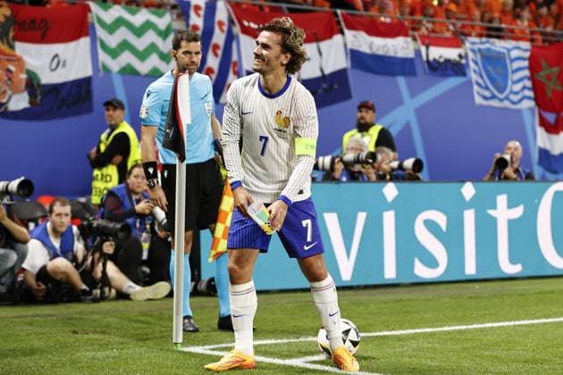 LEIPZIG - Antoine Griezmann of France with thrown cup of beer from the stands during the UEFA EURO, EM, Europameisterschaft,Fussball 2024 group D match between the Netherlands and France at the Leipzig Stadium on June 21, 2024 in Leipzig, Germany. ANP MAURICE VAN STEEN UEFA EURO 2024 2024 xVIxANPxSportx xxANPxIVx 501705283 originalFilename: 501705283.jpg