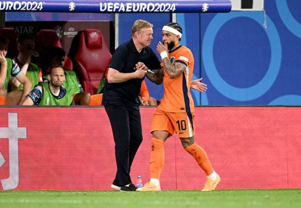 Fussball Euro 2024 Gruppe D 21.06.2024 Niederlande - Frankreich Memphis Depay (re, Niederlande) wird von Trainer Ronald Koeman (li, Niederlande) ausgewechselt
