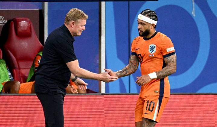 Fussball Euro 2024 Gruppe D 21.06.2024 Niederlande - Frankreich Memphis Depay (re, Niederlande) wird von Trainer Ronald Koeman (li, Niederlande) ausgewechselt