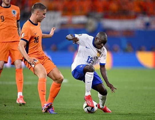 Fussball Euro 2024 Gruppe D 21.06.2024 Niederlande - Frankreich Torwart Justin Bijlow (li, Niederlande) gegen N Golo Kante (re, Frankreich)