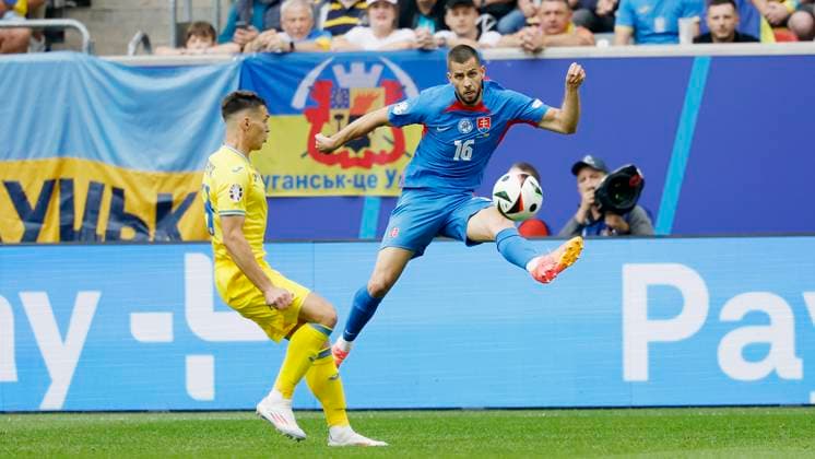 In Picture: v. l. Oleksandr Tymchyk (Ukraine, 24) und Lukas Haraslin (Slovakia, 17), 21.06.2024, Slovakia vs. Ukraine, European Championship, EM, Europameisterschaft 2024, 2nd Gameday, Germany, Duesseldorf, Merkur Spiel-Arena, DFL REGULATIONS PROHIBIT ANY USE OF PHOTOGRAPHS AS IMAGE SEQUENCES AND OR QUASI-VIDEO. Copyright: HMBxMedia xHeikoxBecker