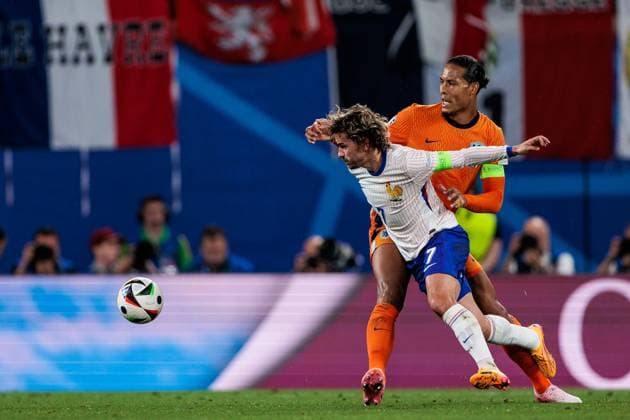 UEFA EURO 2024: Niederlande - Frankreich; 21.06.2024 Zweikampf Antoine Griezmann (Frankreich, 7), Virgil van Dijk (Niederlande, 4) UEFA EURO 2024: Niederlande - Frankreich; Leipzig Stadium, Leipzig am 21.06.2024 Copyright: xBEAUTIFULxSPORTS Wunderlx