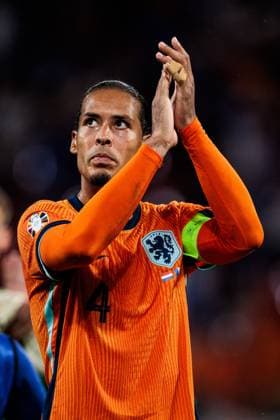 UEFA EURO 2024: Niederlande - Frankreich; 21.06.2024 Virgil van Dijk (Niederlande, 4) applaudiert Richtung Fans UEFA EURO 2024: Niederlande - Frankreich; Leipzig Stadium, Leipzig am 21.06.2024 Copyright: xBEAUTIFULxSPORTS Wunderlx