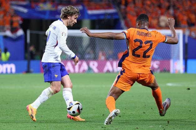 Fußball UEFA EURO, EM, Europameisterschaft,Fussball 2024 Gruppenphase 2. Spieltag Niederlande - Frankreich am 21.06.2024 im Leipzig Stadion in Leipzig Antoine Griezmann ( Frankreich ), links - Denzel Dumfries ( Niederlande ), rechts