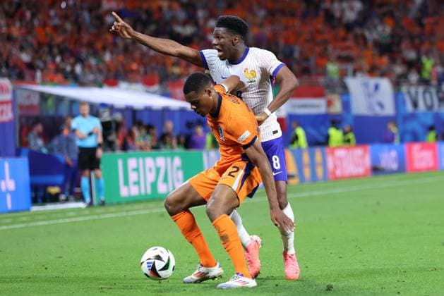Fußball UEFA EURO, EM, Europameisterschaft,Fussball 2024 Gruppenphase 2. Spieltag Niederlande - Frankreich am 21.06.2024 im Leipzig Stadion in Leipzig Denzel Dumfries ( Niederlande ), vorne - Aurelien Tchouameni ( Frankreich ), hinten