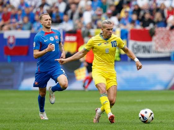In Picture: v. l. Ondrej Duda (Slovakia, 8) and Mykhailo Mudryk (Ukraine, 10), 21.06.2024, Slovakia vs. Ukraine, European Championship, EM, Europameisterschaft 2024, 2nd Gameday, Germany, Duesseldorf, Merkur Spiel-Arena, DFL REGULATIONS PROHIBIT ANY USE OF PHOTOGRAPHS AS IMAGE SEQUENCES AND OR QUASI-VIDEO. Copyright: HMBxMedia xHeikoxBecker