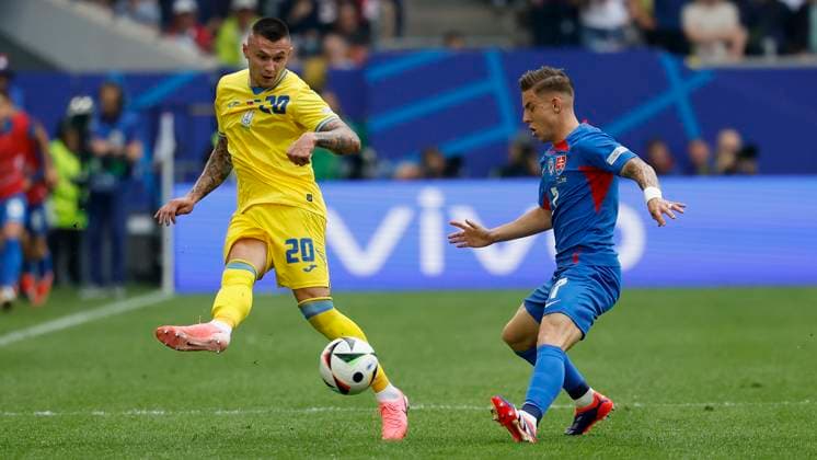 In Picture: v. l. Oleksandr Zubkov (Ukraine, 20) und Tomas Suslov (Slovakia, 7), 21.06.2024, Slovakia vs. Ukraine, European Championship, EM, Europameisterschaft 2024, 2nd Gameday, Germany, Duesseldorf, Merkur Spiel-Arena, DFL REGULATIONS PROHIBIT ANY USE OF PHOTOGRAPHS AS IMAGE SEQUENCES AND OR QUASI-VIDEO. Copyright: HMBxMedia xHeikoxBecker