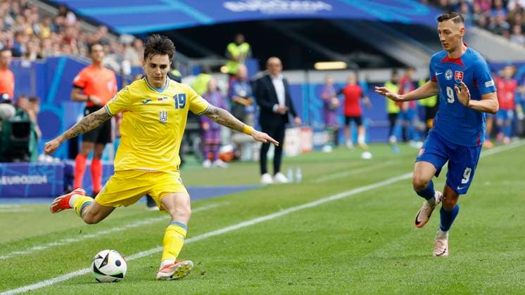 In Picture: v. l. Mykola Shaparenko (Ukraine, 19) und Robert Bozenik (Slovakia, 9), 21.06.2024, Slovakia vs. Ukraine, European Championship, EM, Europameisterschaft 2024, 2nd Gameday, Germany, Duesseldorf, Merkur Spiel-Arena, DFL REGULATIONS PROHIBIT ANY USE OF PHOTOGRAPHS AS IMAGE SEQUENCES AND OR QUASI-VIDEO. Copyright: HMBxMedia xHeikoxBecker