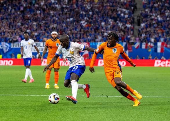 Fussball, Herren, Saison 2023 24, UEFA EURO, EM, Europameisterschaft,Fussball 2024, Gruppe D (2. Spieltag) in Leipzig, Niederlande - Frankreich, v. l. Youssouf Fofana (Frankreich), Jeremie Frimpong (Niederlande), 21.06. 2024, Copyright: xMatthiasxKochx