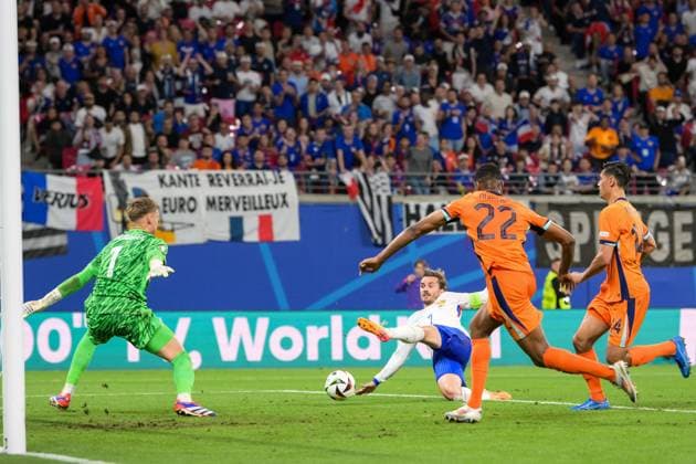 Fußball, UEFA EURO, EM, Europameisterschaft,Fussball 2024, 20240621, Niederlande - Frankreich. Im Bild Bart VERBRUGGEN (Niederlande, 1) und Antoine GRIEZMANN (Frankreich, 7) Schuß. Leipzig Leipzig Stadium Sachsen Deutschland Copyright: Passion2Press MarkusxFischerx