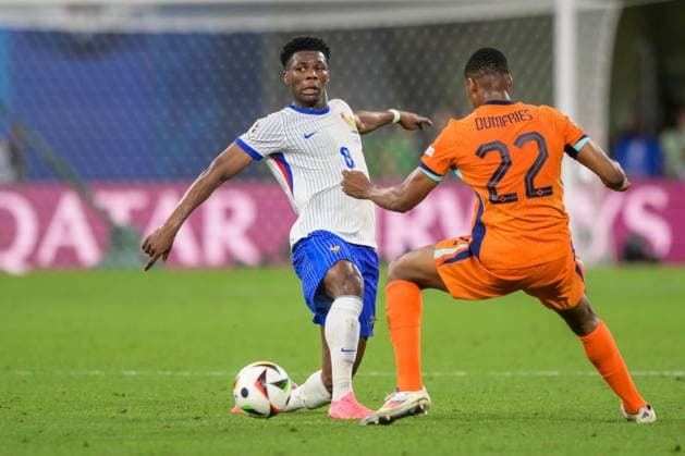 Fußball, UEFA EURO, EM, Europameisterschaft,Fussball 2024, 20240621, Niederlande - Frankreich. Im Bild Aurelien TCHOUAMENI (Frankreich, 8) und Denzel DUMFRIES (Niederlande, 22) Zweikampf Ball. Leipzig Leipzig Stadium Sachsen Deutschland Copyright: Passion2Press MarkusxFischerx