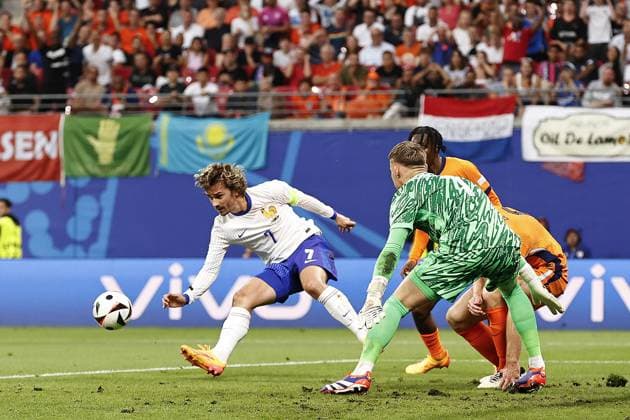 LEIPZIG - (l-r) Antoine Griezmann of France, Holland goalkeeper Bart Verbruggen, Jeremie Frimpong of Holland during the UEFA EURO, EM, Europameisterschaft,Fussball 2024 group D match between the Netherlands and France at the Leipzig Stadium on June 21, 2024 in Leipzig, Germany. ANP MAURICE VAN STEEN UEFA EURO 2024 2024 xVIxANPxSportx xxANPxIVx 501707177 originalFilename: 501707177.jpg
