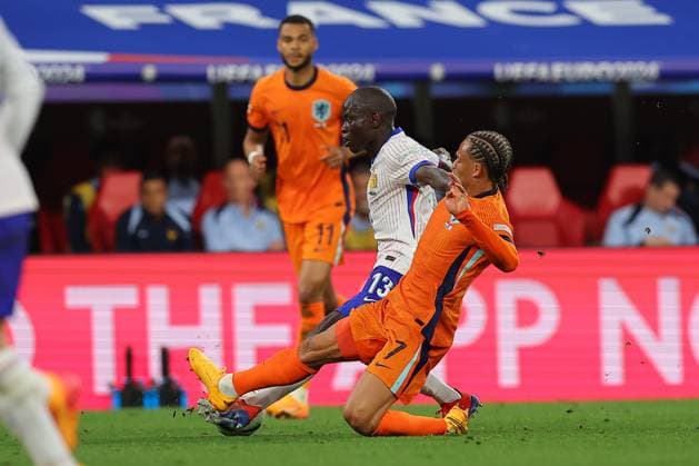 Niederlande - Frankreich UEFA EURO, EM, Europameisterschaft,Fussball 2024 Leipzig, 21.06.2024, Leipzig Stadium, UEFA EURO 2024 Germany , Gr. D Vorrunde , Niederlande - Frankreich 0:0 , Im Bild v.l.: N Golo Kante (13, Frankreich) und Xavi Simons (7, Niederlande) ,
