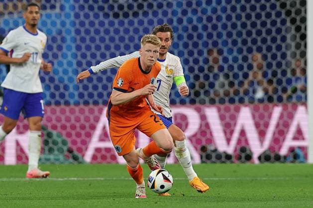 Niederlande - Frankreich UEFA EURO, EM, Europameisterschaft,Fussball 2024 Leipzig, 21.06.2024, Leipzig Stadium, UEFA EURO 2024 Germany , Gr. D Vorrunde , Niederlande - Frankreich 0:0 , Im Bild v.l.: Jerdy Schouten (24, Niederlande) und Antoine Griezmann (7, Frankreich) ,