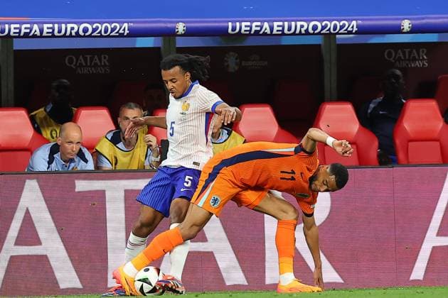 Niederlande - Frankreich UEFA EURO, EM, Europameisterschaft,Fussball 2024 Leipzig, 21.06.2024, Leipzig Stadium, UEFA EURO 2024 Germany , Gr. D Vorrunde , Niederlande - Frankreich 0:0 , Im Bild: Jules Kounde (5, Frankreich) und Cody Gakpo (11, Niederlande) ,