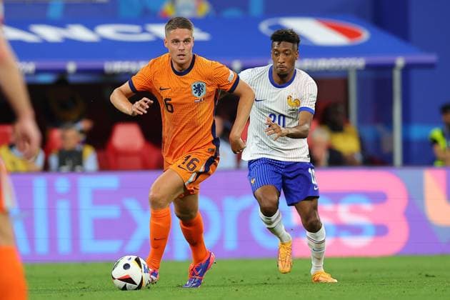 Niederlande - Frankreich UEFA EURO, EM, Europameisterschaft,Fussball 2024 Leipzig, 21.06.2024, Leipzig Stadium, UEFA EURO 2024 Germany , Gr. D Vorrunde , Niederlande - Frankreich 0:0 , Im Bild v.l.: Joey Veerman (16, Niederlande) und Kingsley Coman (20, Frankreich) ,