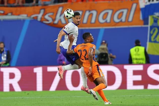 Niederlande - Frankreich UEFA EURO, EM, Europameisterschaft,Fussball 2024 Leipzig, 21.06.2024, Leipzig Stadium, UEFA EURO 2024 Germany , Gr. D Vorrunde , Niederlande - Frankreich 0:0 , Im Bild v.l.: William Saliba (17, Frankreich) und Denzel Dumfries (22, Niederlande) ,