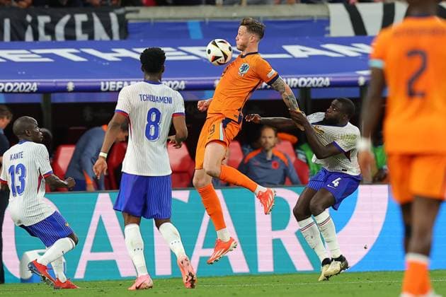 Niederlande - Frankreich UEFA EURO, EM, Europameisterschaft,Fussball 2024 Leipzig, 21.06.2024, Leipzig Stadium, UEFA EURO 2024 Germany , Gr. D Vorrunde , Niederlande - Frankreich 0:0 , Im Bild v.l.: Wout Weghorst (9, Niederlande) und Dayot Upamecano (4, Frankreich) ,