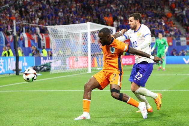 Niederlande - Frankreich UEFA EURO, EM, Europameisterschaft,Fussball 2024 Leipzig, 21.06.2024, Leipzig Stadium, UEFA EURO 2024 Germany , Gr. D Vorrunde , Niederlande - Frankreich 0:0 , Im Bild v.l.: Lutsharel Geertruida (2, Niederlande) und Theo Hernandez (22, Frankreich) ,