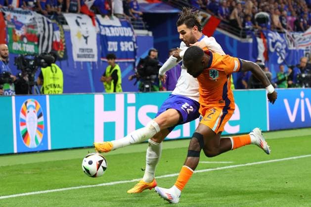 Niederlande - Frankreich UEFA EURO, EM, Europameisterschaft,Fussball 2024 Leipzig, 21.06.2024, Leipzig Stadium, UEFA EURO 2024 Germany , Gr. D Vorrunde , Niederlande - Frankreich 0:0 , Im Bild v.l.: Lutsharel Geertruida (2, Niederlande) und Theo Hernandez (22, Frankreich) ,