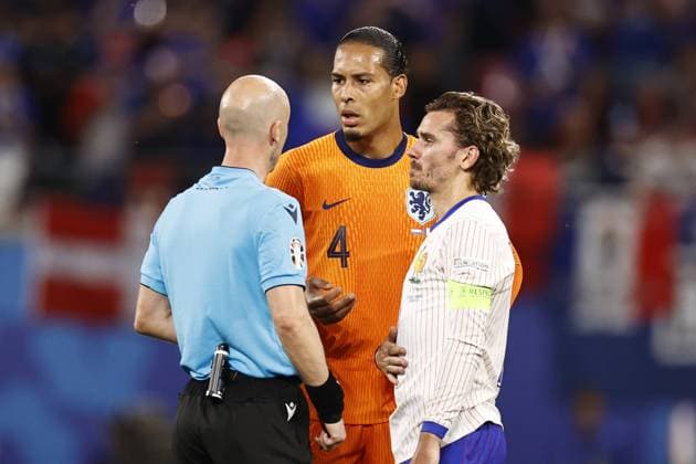 LEIPZIG - (l-r) referee Anthony Taylor, Virgil van Dijk of Holland, Antoine Griezmann of France during the UEFA EURO, EM, Europameisterschaft,Fussball 2024 group D match between the Netherlands and France at the Leipzig Stadium on June 21, 2024 in Leipzig, Germany. ANP MAURICE VAN STEEN UEFA EURO 2024 2024 xVIxANPxSportx xxANPxIVx 501709091 originalFilename: 501709091.jpg