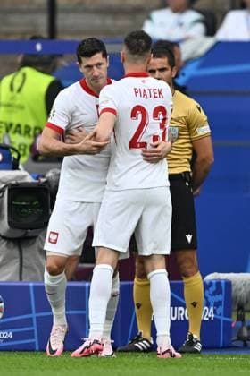 BERLIN, GERMANY - JUNE 21: Robert Lewandowski of Poland interacts with Krzysztof Piatek of Poland as he enters the pitch during to the UEFA EURO, EM, Europameisterschaft,Fussball 2024 group stage match between Poland and Austria at Olympiastadion on June 21, 2024 in Berlin, G Poland v Austria: Group D - UEFA EURO 2024 Copyright: xSebastianxFrejx