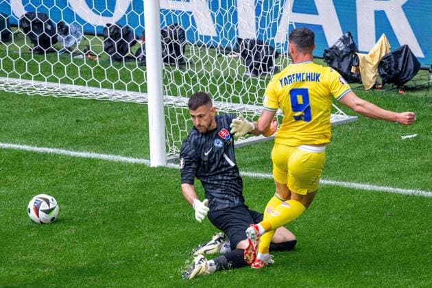 Sport Bilder des Tages GER, EURO 2024, Group E, Slowakei (SVK) vs Ukrtaine (UKR) 21.06.2024, Merkur-Spiel-Arena, Düsseldorf, GER, EURO 2024, Group E, Slowakei (SVK) vs Ukrtaine (UKR) Im Bild: Das Tor zum 1:2 Siegtreffer durch Roman Yaremchuk (Ukraine UKR, 09); Tor Treffer Martin Dubravka (Slowakei SVK, 01); hat das Nachsehen