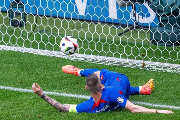 GER, EURO 2024, Group E, Slowakei (SVK) vs Ukrtaine (UKR) 21.06.2024, Merkur-Spiel-Arena, Düsseldorf, GER, EURO 2024, Group E, Slowakei (SVK) vs Ukrtaine (UKR) Im Bild: Das Tor zum 1:2 Siegtreffer durch Roman Yaremchuk (Ukraine UKR, 09); Tor Treffer Milan Skriniar (Slowakei SVK, 14); kann den Ball nicht raus fischen Rettungsversuch