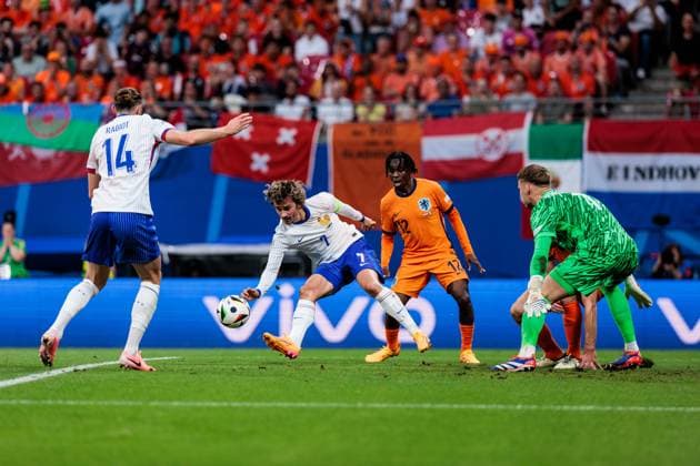 UEFA EURO 2024: Niederlande - Frankreich; 21.06.2024 Zweikampf Antoine Griezmann (Frankreich, 7), Jeremie Agyekum Frimpong (Niederlande, 12), Bart Verbruggen (Niederlande, 1) UEFA EURO 2024: Niederlande - Frankreich; Leipzig Stadium, Leipzig am 21.06.2024 Copyright: xBEAUTIFULxSPORTS Wunderlx