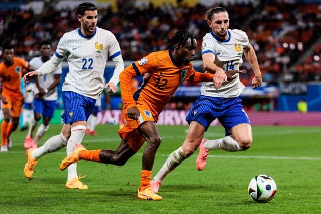 UEFA EURO 2024: Niederlande - Frankreich; 21.06.2024 Zweikampf Theo Bernard Francois Hernandez (Frankreich, 22), Jeremie Agyekum Frimpong (Niederlande, 12), Adrien Rabiot (Frankreich, 14) UEFA EURO 2024: Niederlande - Frankreich; Leipzig Stadium, Leipzig am 21.06.2024 Copyright: xBEAUTIFULxSPORTS Wunderlx