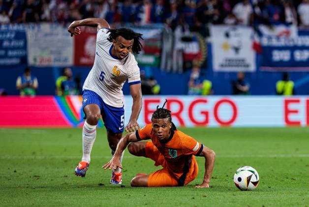 UEFA EURO 2024: Niederlande - Frankreich; 21.06.2024 Zweikampf Jules Olivier Kounde (Frankreich, 5), Nathan Benjamin Ake (Niederlande, 5) UEFA EURO 2024: Niederlande - Frankreich; Leipzig Stadium, Leipzig am 21.06.2024 Copyright: xBEAUTIFULxSPORTS Wunderlx