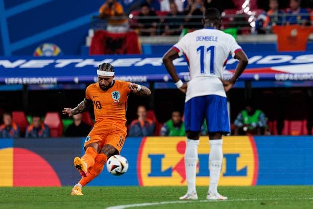 UEFA EURO 2024: Niederlande - Frankreich; 21.06.2024 Memphis Depay (Niederlande, 10) schießt UEFA EURO 2024: Niederlande - Frankreich; Leipzig Stadium, Leipzig am 21.06.2024 Copyright: xBEAUTIFULxSPORTS Wunderlx