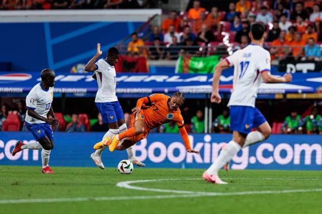 UEFA EURO 2024: Niederlande - Frankreich; 21.06.2024 Zweikampf Masour Ousmane Dembele (Frankreich, 11), Xavi Quentin Shay Simons (Niederlande, 7) UEFA EURO 2024: Niederlande - Frankreich; Leipzig Stadium, Leipzig am 21.06.2024 Copyright: xBEAUTIFULxSPORTS Wunderlx